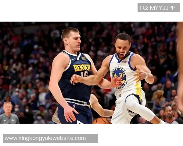 约基奇底线运球转身秀技艺精妙甩传助攻令人惊叹